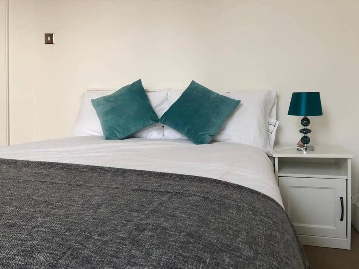Wood Budget - Next To Mall & Metro Station - 10 Min To Center Hébergement de vacances Londres