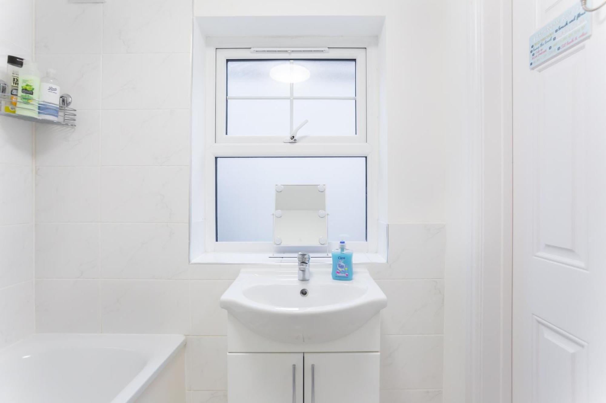 Hébergement de vacances Wood Budget - Next To Mall & Metro Station - 10 Min To Center Londres