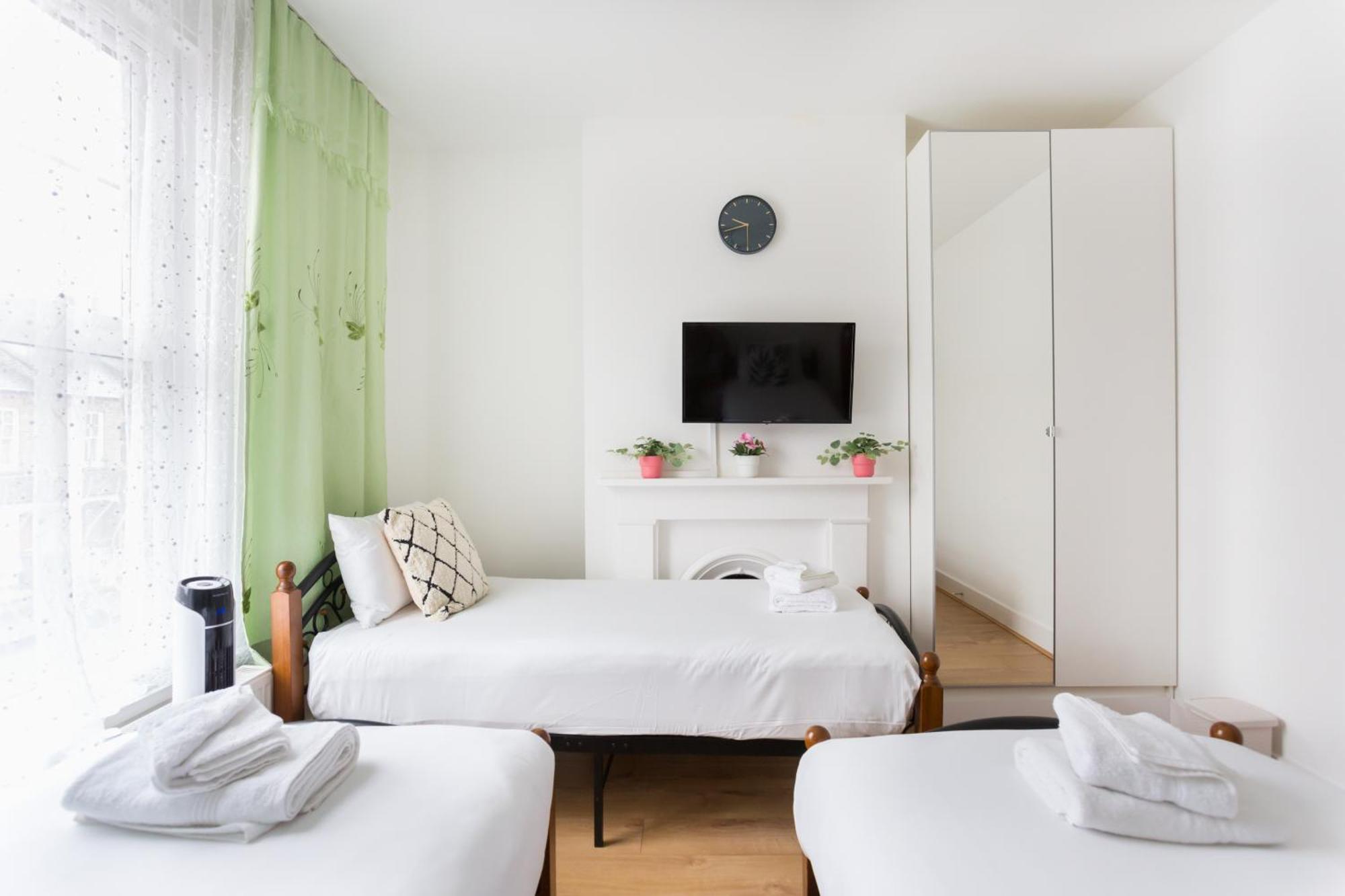 Wood Budget - Next To Mall & Metro Station - 10 Min To Center * Londres