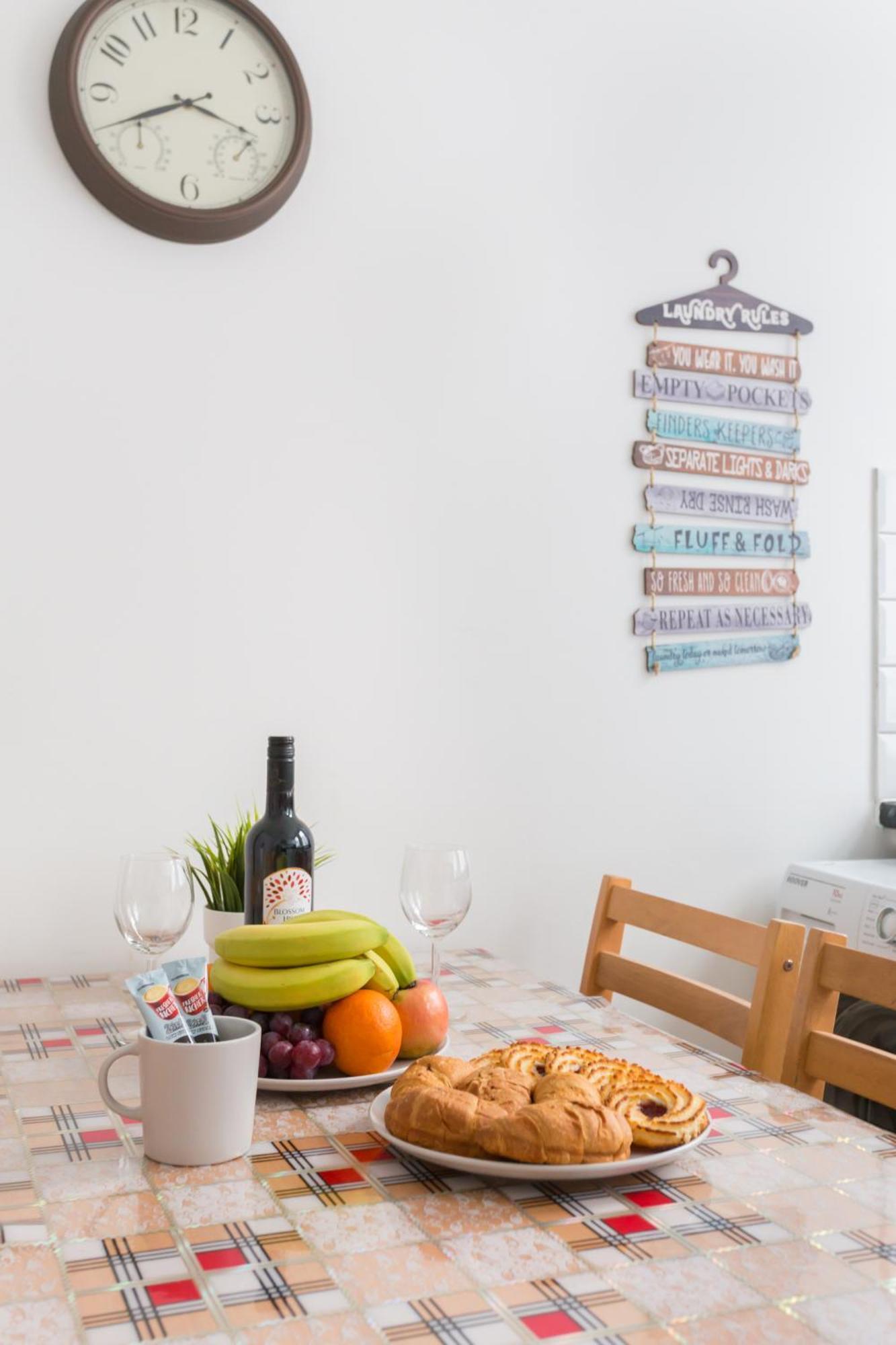 Wood Budget - Next To Mall & Metro Station - 10 Min To Center Londres