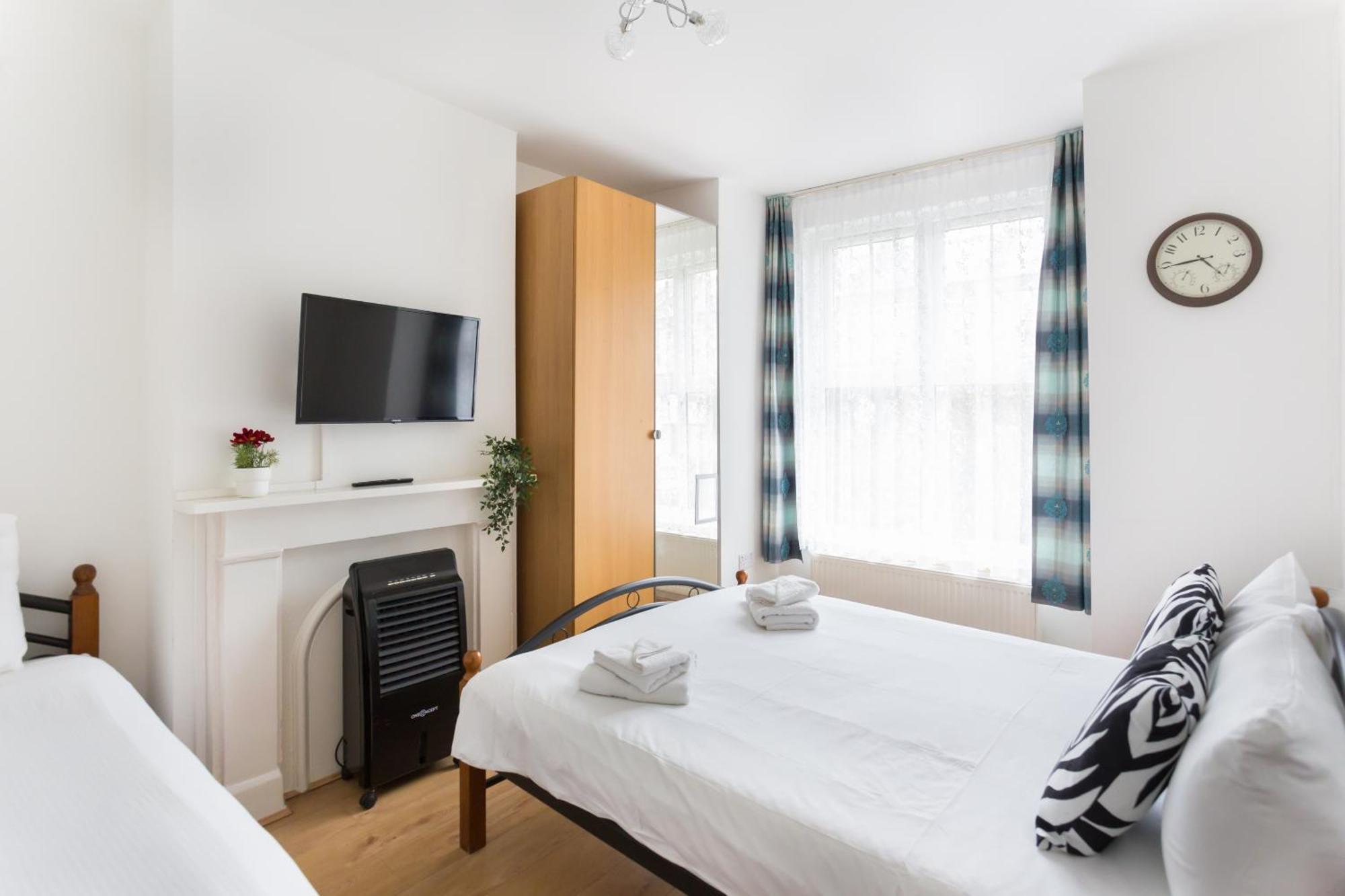 Hébergement de vacances Wood Budget - Next To Mall & Metro Station - 10 Min To Center *