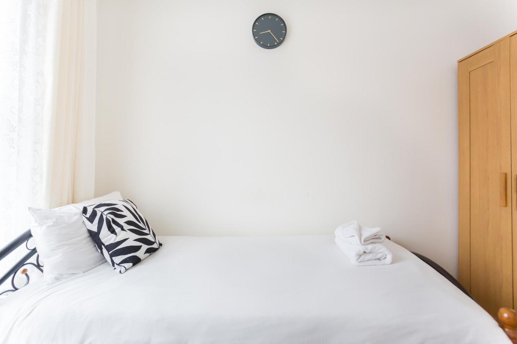 Wood Budget - Next To Mall & Metro Station - 10 Min To Center * Londres