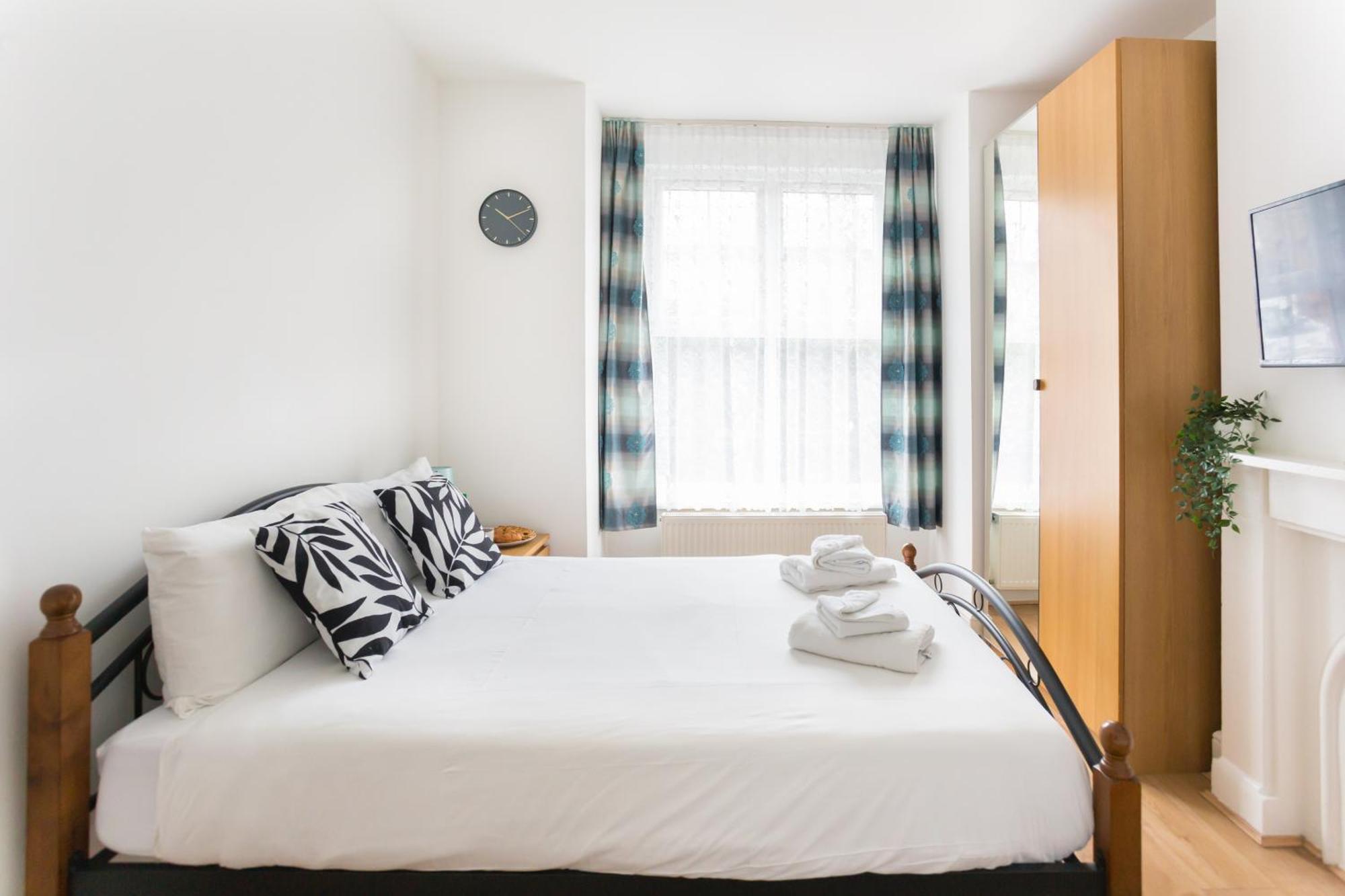 Hébergement de vacances Wood Budget - Next To Mall & Metro Station - 10 Min To Center *