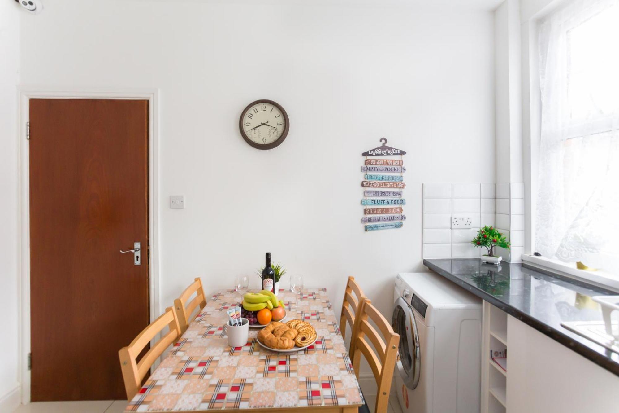 Wood Budget - Next To Mall & Metro Station - 10 Min To Center * Londres
