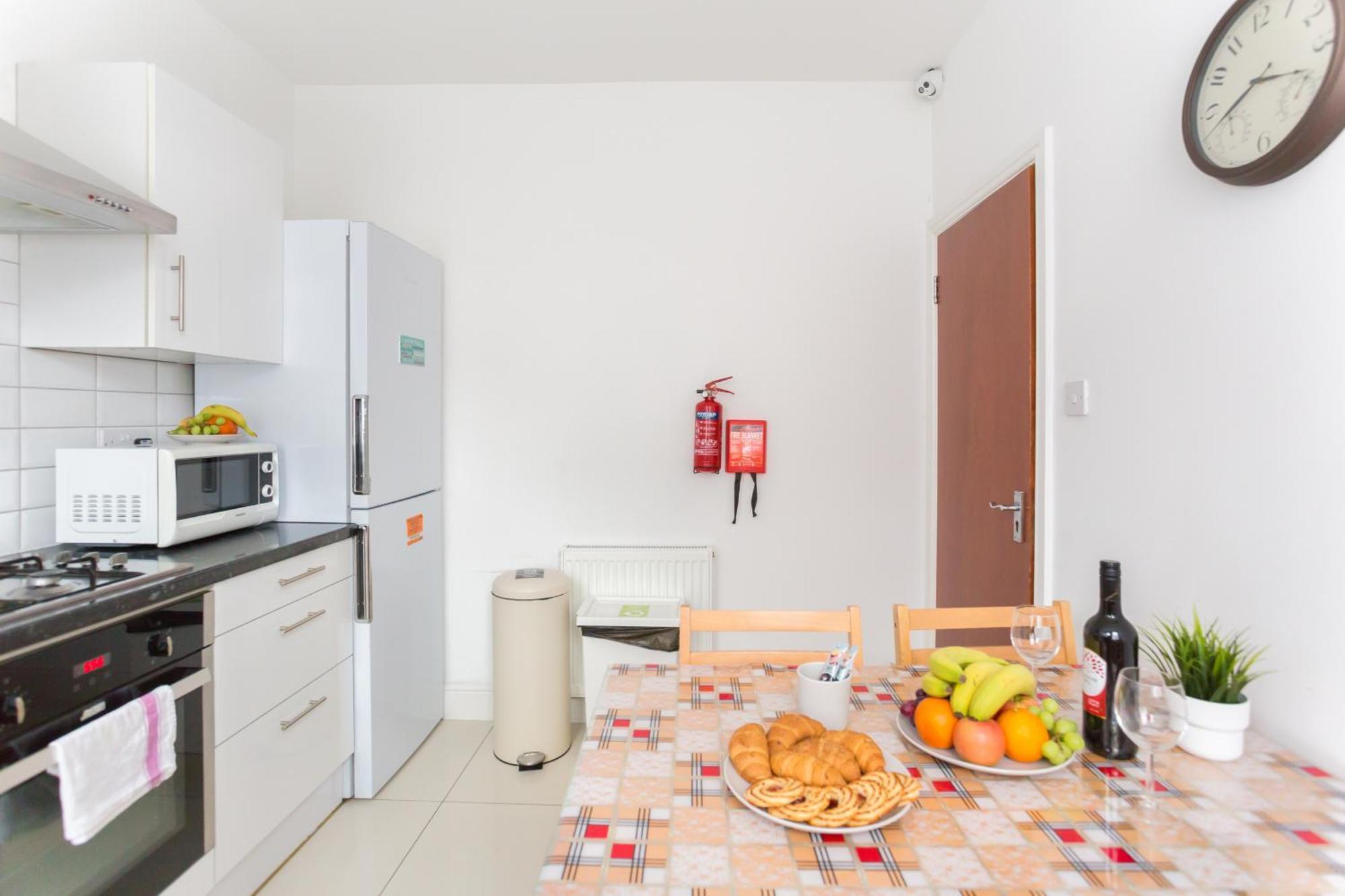Wood Budget - Next To Mall & Metro Station - 10 Min To Center Hébergement de vacances Londres