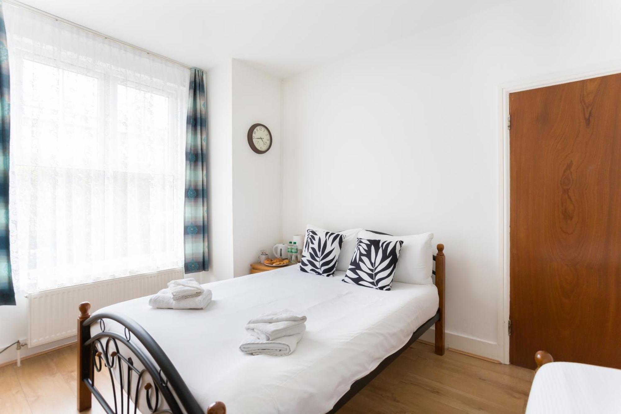 Wood Budget - Next To Mall & Metro Station - 10 Min To Center * Londres