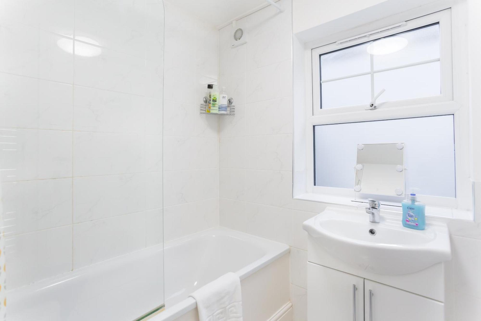 Wood Budget - Next To Mall & Metro Station - 10 Min To Center Hébergement de vacances