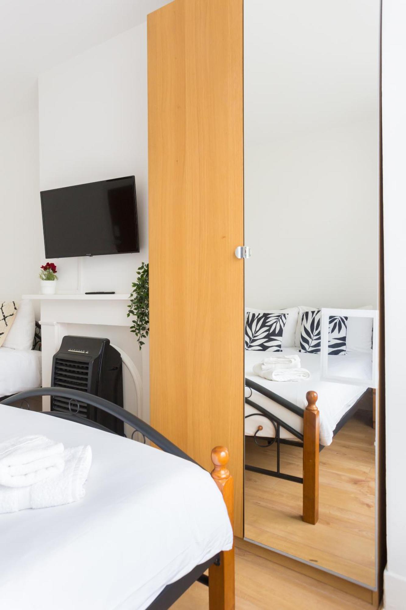 Wood Budget - Next To Mall & Metro Station - 10 Min To Center Hébergement de vacances *