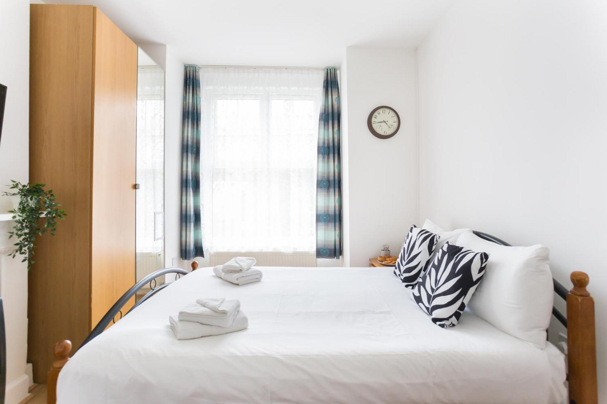 Wood Budget - Next To Mall & Metro Station - 10 Min To Center Londres