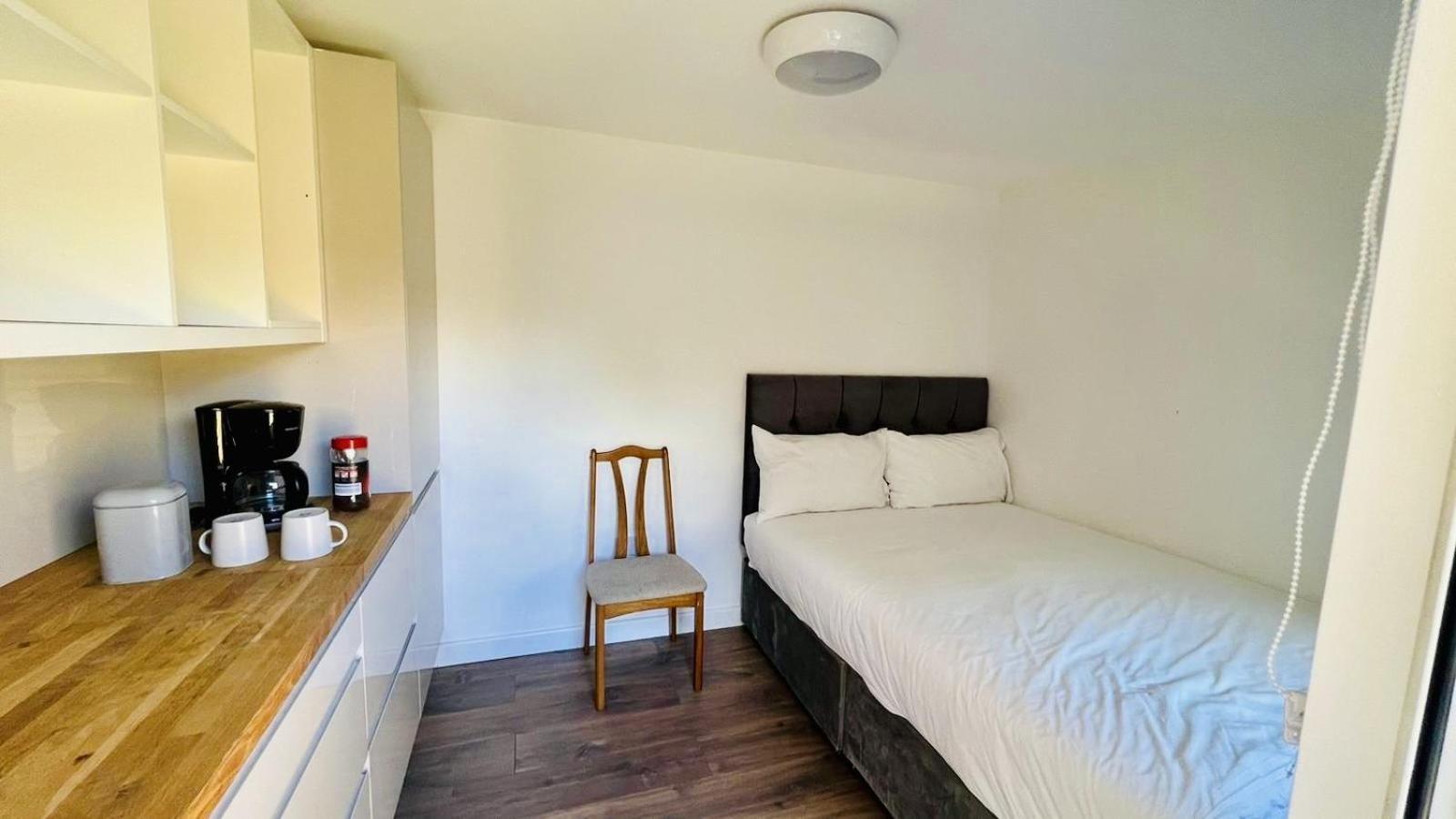 Wood Budget - Next To Mall & Metro Station - 10 Min To Center Londres