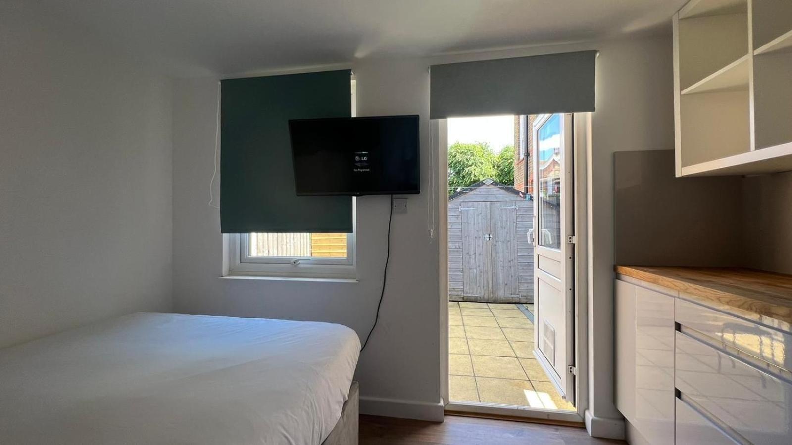 Hébergement de vacances Wood Budget - Next To Mall & Metro Station - 10 Min To Center *