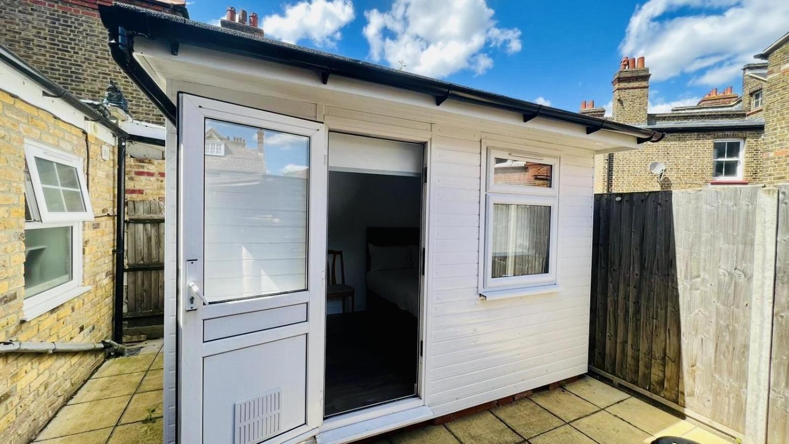 Hébergement de vacances Wood Budget - Next To Mall & Metro Station - 10 Min To Center