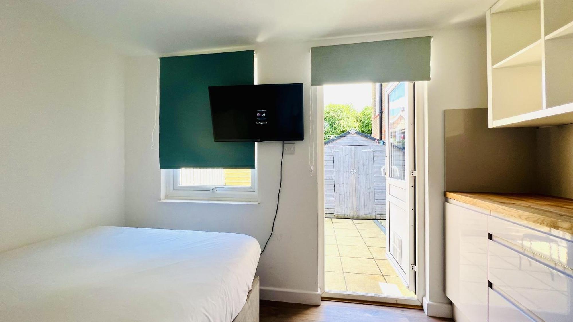Wood Budget - Next To Mall & Metro Station - 10 Min To Center Hébergement de vacances *
